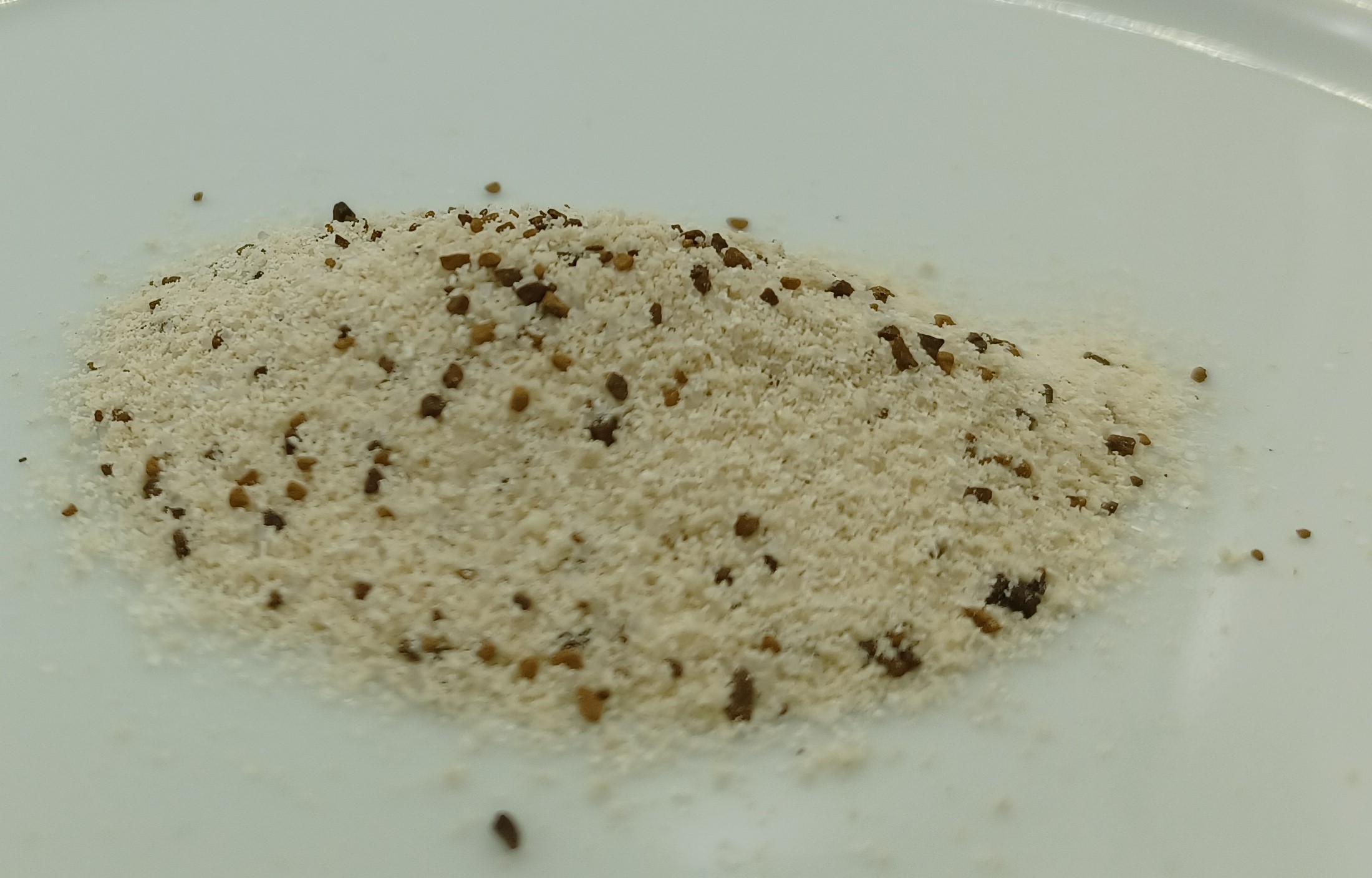 Varen er et pulver pakket i portionsbreve. Varen består af et fint, beigefarvet pulver iblandet lidt større granulater i brune nuancer. 
Pulveret har en let sødlig duft med et strejf af kaffe. Det beigefarvede pulver smager sødt med en eftersmag af karamel og kanel. De brune granulater smager af kaffe.
Varen anvendes til fremstilling af en drikkevare. Varen tilsættes efter det oplyste varmt vand, omrøres og er derefter drikkeklar.
Det er oplyst, at varen indeholder sukker, skummetmælkspulver, glukosesirup, kokosolie, kaffe (blanding af pulverkaffe og malet kaffe), laktose, surhedsregulerende middel, aroma, salt.
Varen er pakket i printede portionsbreve med 19,5 g pulver, der er pakket med 8 breve i hver æske, som er printet med virksomhedens logo og vareoplysninger til detailsalg.