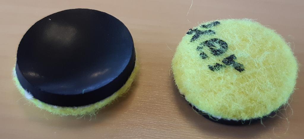 Varen en ”filtdut”/møbelsko til montering på møbler. Varen er fleksibel og er formet som en rund skive med en konkav form. Varen har en filtet overside og en underside af gummi.
Varen monteres ifølge det oplyste med limpude eller skrue på møbler.
Varen består af nylon og fleksibelt naturgummi og er ifølge oplysningerne lavet af brugte tennisbolde.
Den foreliggende vareprøve har en gul overside med en sort underside. Varen måler 24 mm i diameter og er ca. 8,7 mm tyk. Varen er pakket i papemballage og foreligger ved indførsel uden limpuder og skruer. Limpuder og skruer er ikke omfattet af denne BTO.