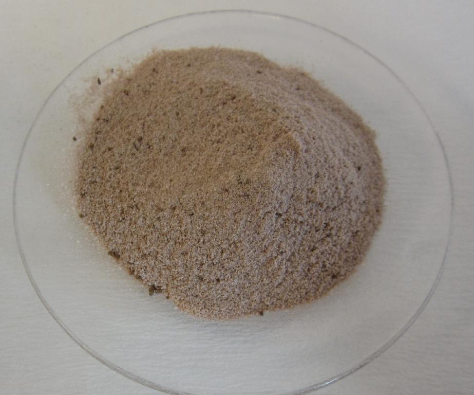 Varen er et pulver pakket i portionsbreve. Varen består af et lysebrunt pulver med mørkebrune bestanddele. Varen dufter af kakao og smager let bittert af kaffe samt af karamel og kakao.
Varen anvendes til fremstilling af en drikkevare. Varen tilsættes ifølge det oplyste varmt vand, omrøres og er herefter drikkeklar.
Varen indeholder ifølge det oplyste glukosesirup, skummetmælkspulver, sukker, fedtfattigt sukret kakaopulver/drikkechokolade, kokosolie, instant kaffe og ristet malet kaffe, laktose, aroma, surhedsregulerende middel, salt.
Varen er pakket i kartonæske med 8 portionsbreve á 19 gram pr. brev.