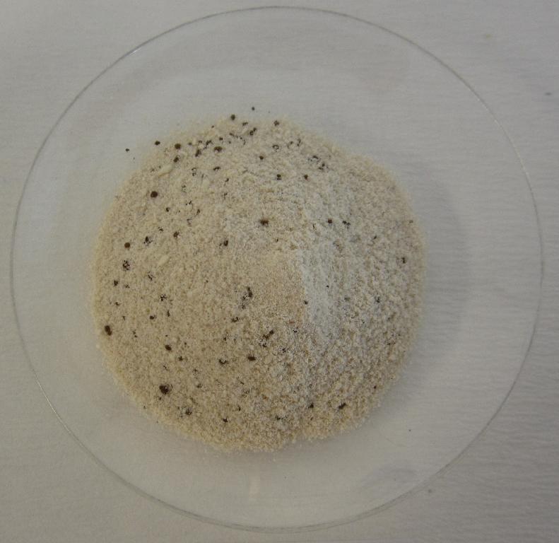 Varen er et pulver pakket i portionsposer. Varen består af et fint, beigefarvet pulver, iblandet lidt større kaffefarvede granulater og ujævne lyse klumper.
Pulveret dufter sødt med et strejf af karamel. Det smager ligeledes sødt, af karamel og en lille smule af kaffe.
Varen anvendes til fremstilling af en drikkevare. Varen tilsættes efter det oplyste varmt vand, omrøres og er derefter drikkeklar.
Det er oplyst, at varen består af sukker, skummetmælkspulver, glukosesirup, hvid chokoladepulver, kokosolie, pulverkaffe, laktose, naturlige aromaer, surhedsregulerende midler, salt, fortykningsmiddel.
Varen er pakket i printede portionsbreve med 15 g pulver, der er pakket med 8 breve i en printet æske med virksomhedens logo og vareoplysninger til detailsalg.