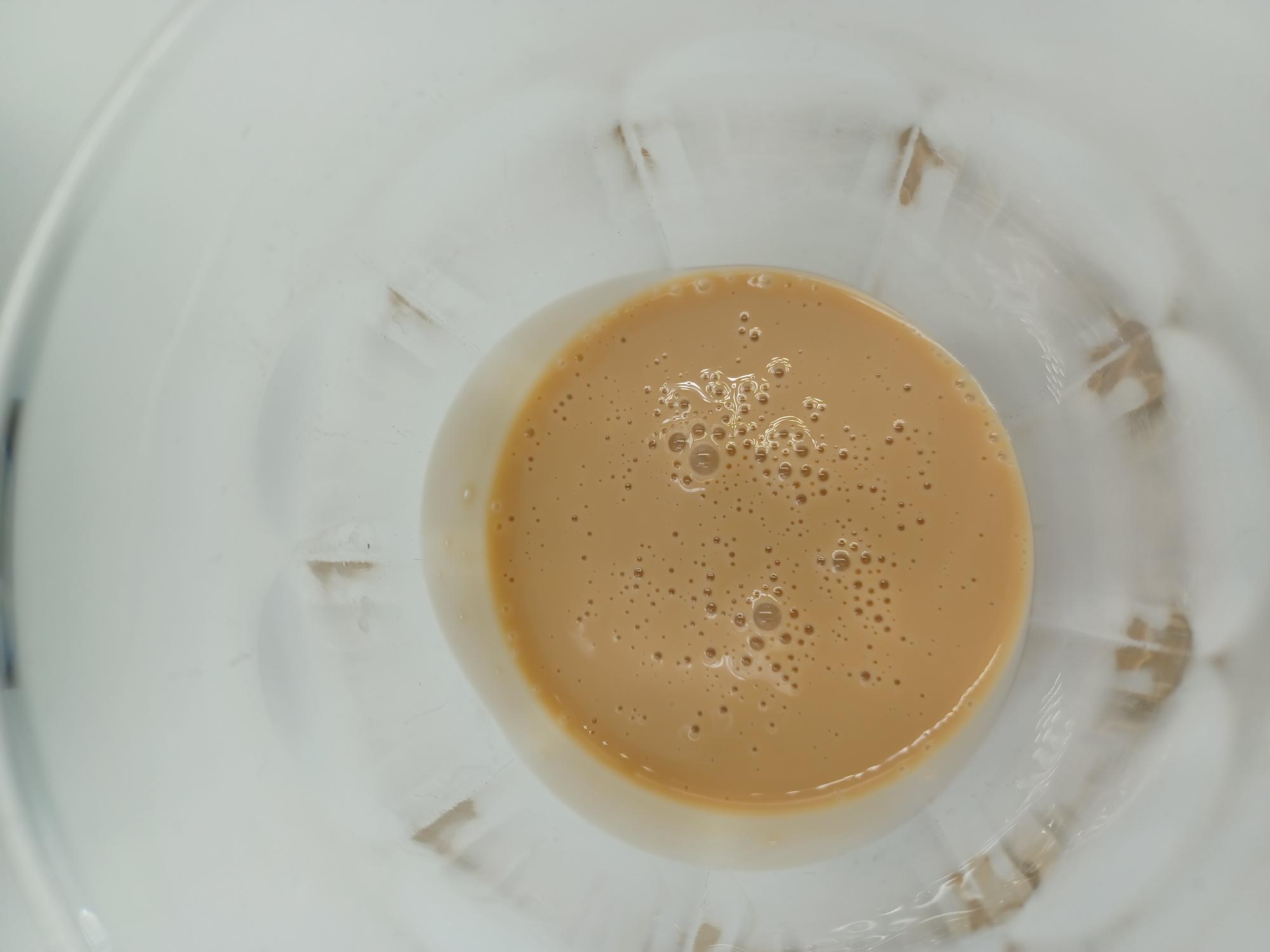Varen er en fyldig mælkeagtig, rødlig væske i en plastflaske. Væsken dufter af jordbær, og smager af jordbær.
Det er oplyst, at varen er en energi- og proteinrig energidrik til særlige medicinske formål, hvor den bl.a. er egnet til ernæringsmæssig behandling af patienter med sygdomsrelateret underernæring eller i ernæringsmæssig risiko. Varen skal anvendes under lægeligt tilsyn og er velegnet til voksne, samt egnet til børn over 10 år, ifølge anbefaling fra læge eller diætist.
Varen består af vand, glucosesirup, mælkeprotein, rapsolie, sukker, emulgator, mineralstoffer, vitaminer, surhedsregulerende middel, aroma og farvestof.
Varen foreligger i detailsalgsemballage, bestående af plastflaske med skruelåg. Der er angivet et indhold på 200 ml pr. flaske.