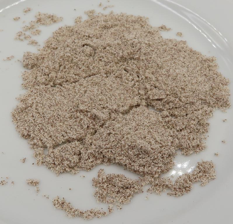 Varen er et sandfarvet pulver bestående af små hvide og brune bestanddele samt sukkerkrystaller.

De brune bestanddele har en tydelig smag af kaffe. 

Varen dufter sødt og smager af kaffe samt sødt.
Varen anvendes til fremstilling af en kaffedrik. Varen tilsættes efter de oplyste varmt vand, omrøres og er derefter drikkeklar.
Det er oplyst, at varen indeholder glukosesirup, sukker, kokosolie, pulverkaffe (af ristet og formalet kaffe), rismel, fedtreduceret mandelpulver, havremel, antiklumpningsmiddel (kalciumkarbonat), hydrolyseret risprotein, surhedsregulerende middel (natriumbikarbonat, citronsyre), naturlig aroma, salt og emulgator (solsikke lecitin).
Varen foreligger i pakninger til detailsalg, indeholdende 6 portionsbreve med 16 g pulver i hver pose.