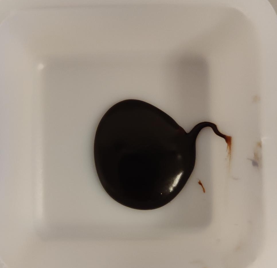 Varen er en mørkebrun chokoladesauce. Det fremgår af analyserapporten, at varen foreligger som en tilberedt fødevare i tyktflydende form og dufter svagt af kakao.
Ifølge det oplyste anvendes varen som smagsgiver i drikkevarer.
Varen indeholder ifølge det oplyste, glukosesirup, vand, sukker, dextrose, fedtreduceret kakaopulver, fugtighedsbevarende middel, modificeret stivelse, konserveringsmiddel, surhedsregulerende middel.
Varen foreligger i 2,5 kg plastflaske.