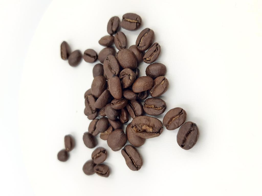 Varen er mørkebrune hele brændte kaffebønner. Varen dufter af kaffe.
Varen anvendes ifølge det oplyste i cafeér, kantiner, cafeterier og lignende til fremstilling af kaffe. Varen sælges ifølge det oplyste ikke enkeltvis.
Varen består af 100 % arabica kaffebønner og indeholder koffein.
Varen er pakket i poser af 1 kg.