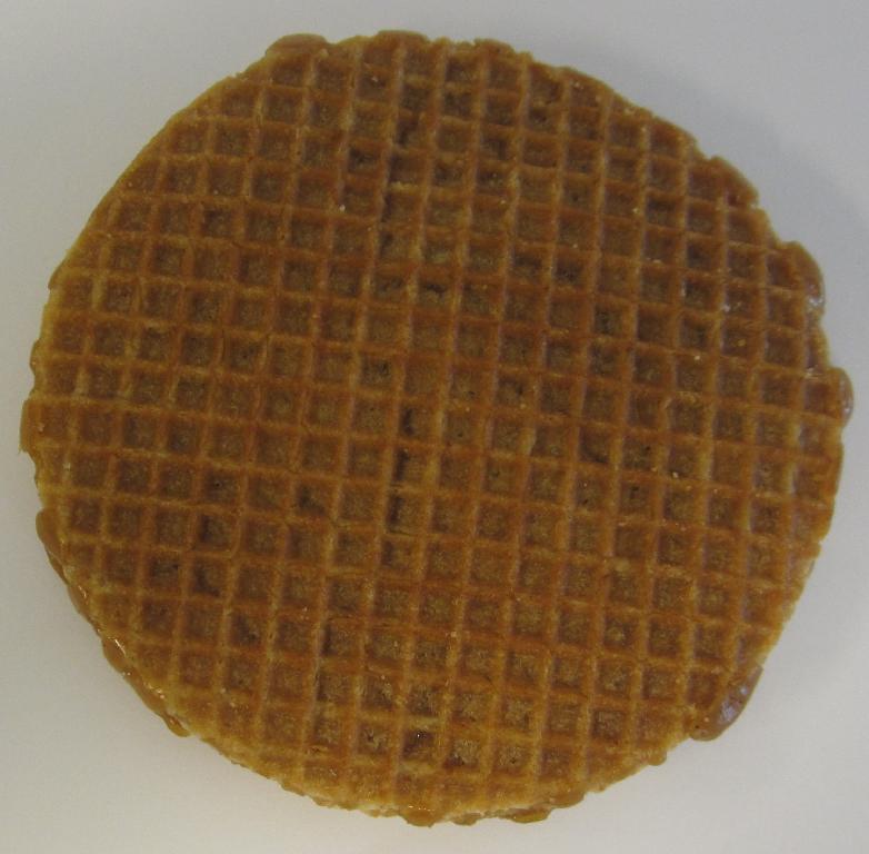 Varen består af to tynde, runde vafler med et lag karamel imellem. Vaflernes overflade er pyntet med et gittermønster.

Varen dufter meget sødt og sirupsagtigt. Varen har en lidt sej konsistens og smager sødt og lidt af karamel.
Varen er en vaffel beregnet til fortæring.
Det er oplyst, at varen hovedsageligt består af hvedemel, sirup, sukker og smørkoncentrat.
En vaffel måler ca. 9 cm i diameter.
Varen er pakket i gennemsigtig detailsalgsemballage indeholdende to vafler med en oplyst nettovægt på 78 gram.
Emballagen har varenavn og logo på forsiden og ingrediensoplysninger med videre på bagsiden. Det er oplyst, at varen kommer i kartoner med 40 detailsalgspakker i.