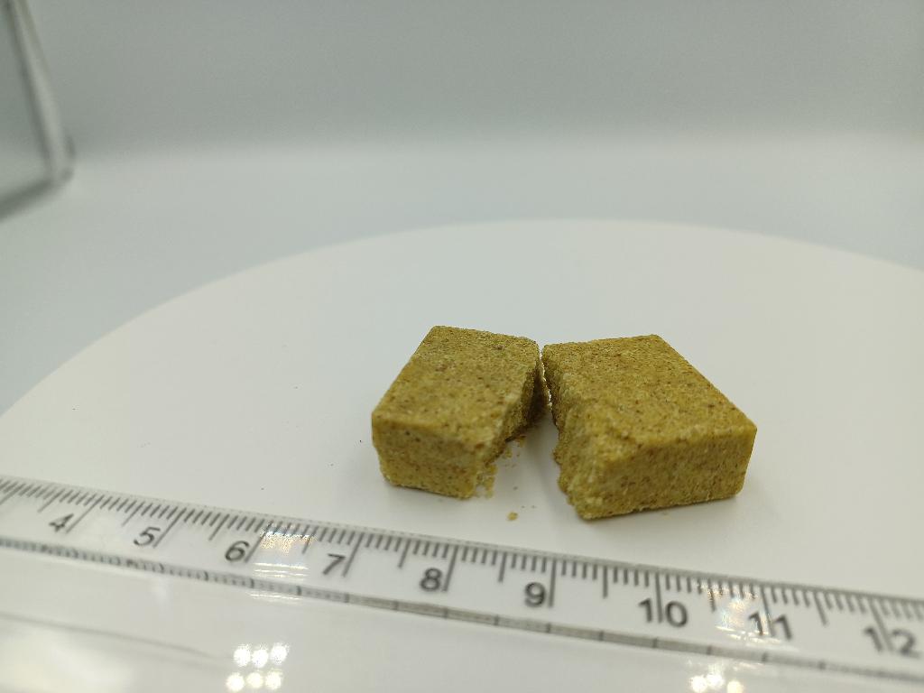 Varen er en lysebrun og gullig terning med mindre mørkebrune partikler. Varen lugter kraftigt af bouillon og smager kraftigt af kyllingebouillon og salt.
Varen anvendes til fremstilling af en færdig bouillon og efter det oplyste opløses en terning i 0,5 liter kogende vand.
Følgende ingredienser er oplyst: 
Joderet salt, tørret glukosesirup, sukker, majsstivelse, aroma, tørrede grøntsager, olivenolie, kyllingefedt, kyllingekød, salt, persille, gurkemeje, antioxidant.
Varen foreligger i pakninger til detailsalg med nettovægt på 100 gram og indeholder 10 terninger af 10 gram.
