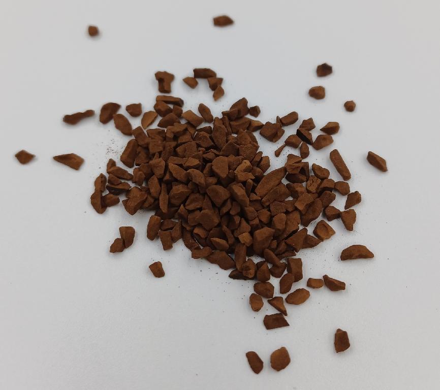 Varen er en koffeinfri instant kaffe beståede af små, ensfarvet brune granulater. Varen dufter af kaffe og har en meget kraftig smag af kaffe.
Varen er et opløseligt koncentrat af kaffe. Tilsættes der varmt vand (80 grader), giver det en mørkebrun væske, som smager og dufter af kaffe.
Varen er granulater af koncentreret kaffe, som er fremstillet af koffeinfri, mellemristet Arabica bønner.
Varen er pakket i detailsalgsemballage.