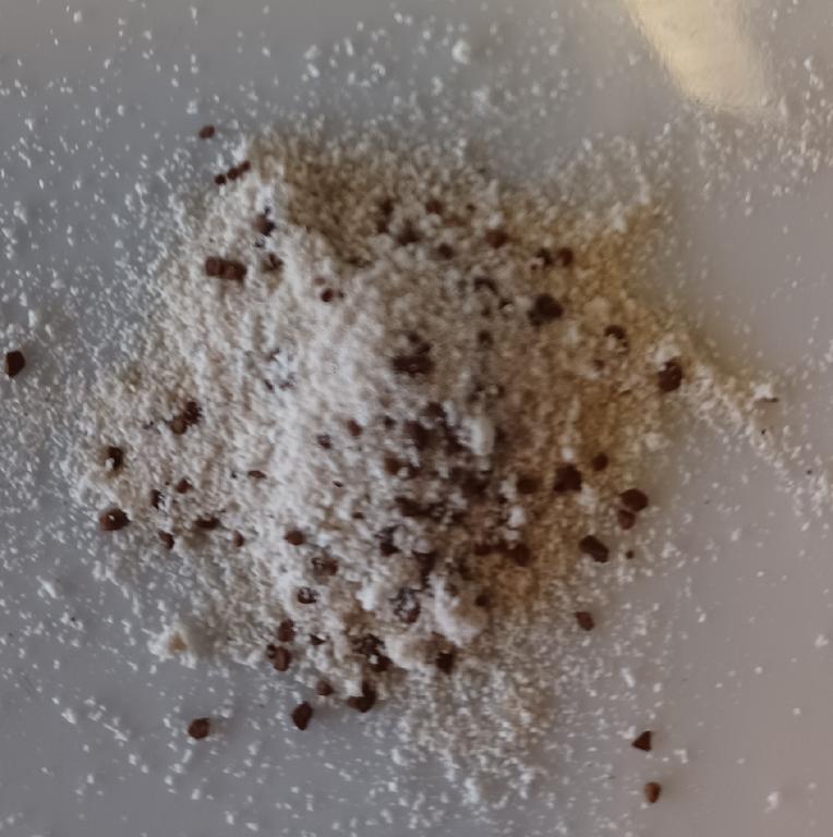 Varen er et pulver pakket i portionsbreve. Varen består af et fint, svagt lysebrunt pulver med lidt større brune granulater. 
Pulveret dufter af kaffe. Det lysebrune pulver er smagsneutralt, mens de brune granulater smager af kaffe.
Varen anvendes til fremstilling af en drikkevare. Varen tilsættes efter det oplyste varmt vand, omrøres og er derefter drikkeklar.
Det er oplyst, at varen består af skummetmælkspulver, glucosesirup, tørret glucosesirup, koffeinfri instant kaffe, kokosolie, lactose, surhedsregulerende midler og salt.
Varen er pakket i printede portionsbreve med 12,5 g pulver, der er pakket med 10 breve i hver æske. Æsken er printet med virksomhedens logo og vareoplysninger til detailsalg.