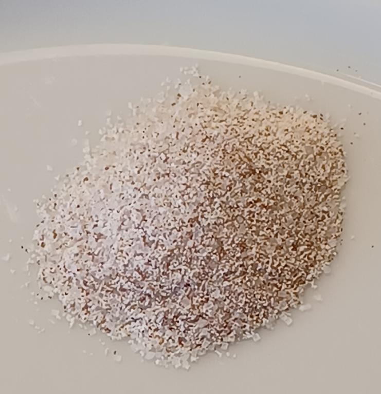 Varen er et pulver pakket i portionsbreve. Varen består af et fint pulver i forskellige beige og lysebrune nuancer. 
Pulveret dufter af kaffe og lidt sødt. Det smager sødt og af kaffe.
Varen anvendes til fremstilling af en drikkevare. Varen tilsættes efter det oplyste koldt vand, omrøres og er derefter drikkeklar.
Det er oplyst, at varen består af sukker, skummetmælkspulver, glucosesirup, tørret glucosesirup, instant kaffe, lactose, MCT olie, salt og aromaer.
Varen er pakket i printede portionsbreve med 14,5 g pulver, der er pakket med 7 breve i hver æske, som er printet med virksomhedens logo og vareoplysninger til detailsalg.