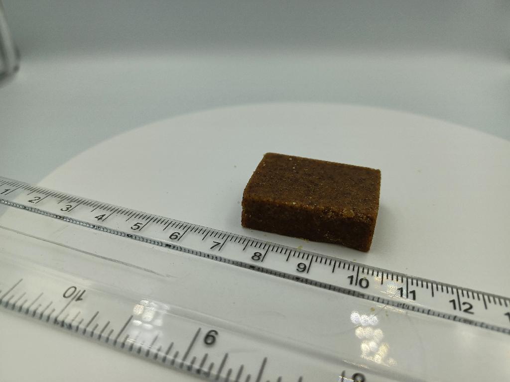 Varen er en mørkebrun terning. Varen smager af oksebouillon og af salt.
Varen anvendes til fremstilling af en færdig bouillon og efter det oplyste opløses en terning i 0,5 liter kogende vand.
Følgende ingredienser er oplyst: 
Joderet salt, tørret glukosesirup, kartoffelstivelse, sukker, aromaer (bl.a. løg), olivenolie, oksekød, maltekstrakt (byg), vand, krydderier (bl.a. gurkemeje, sort peber), persille, antioxidant.
Varen foreligger i pakninger til detailsalg med nettovægt på 160 gram og indeholder 16 terninger af 10 gram.