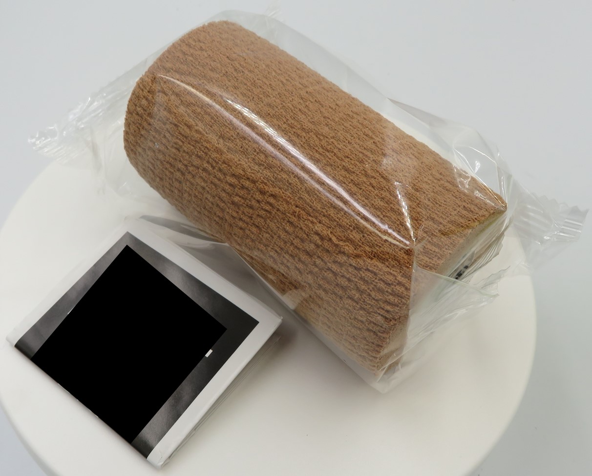 Varen er en vævet elastisk bandage på rulle, der er selvklæbende på begge flader. Klæbemidlet ses ikke på varen med det blotte øje og varen klæber kun til sig selv, og ikke på fx huden.
Varen anvendes bl.a. til kompressioner og støtte af muskler og led.
Det er oplyst, at varen består af tekstil (bomuld og spandex) samt klæbemiddel.
Varen er i en detailsalgspakning, foreligger på en rulle og er omsluttet af en beskyttende emballage af plast. Det er oplyst, at varen er 10 cm x 4,5 m.

Det er angivet på varens detailsalgspakning, at varen er CE mærket, og herved erklærer virksomheden, at varen overholder EU-lovgivning for medicinsk udstyr.