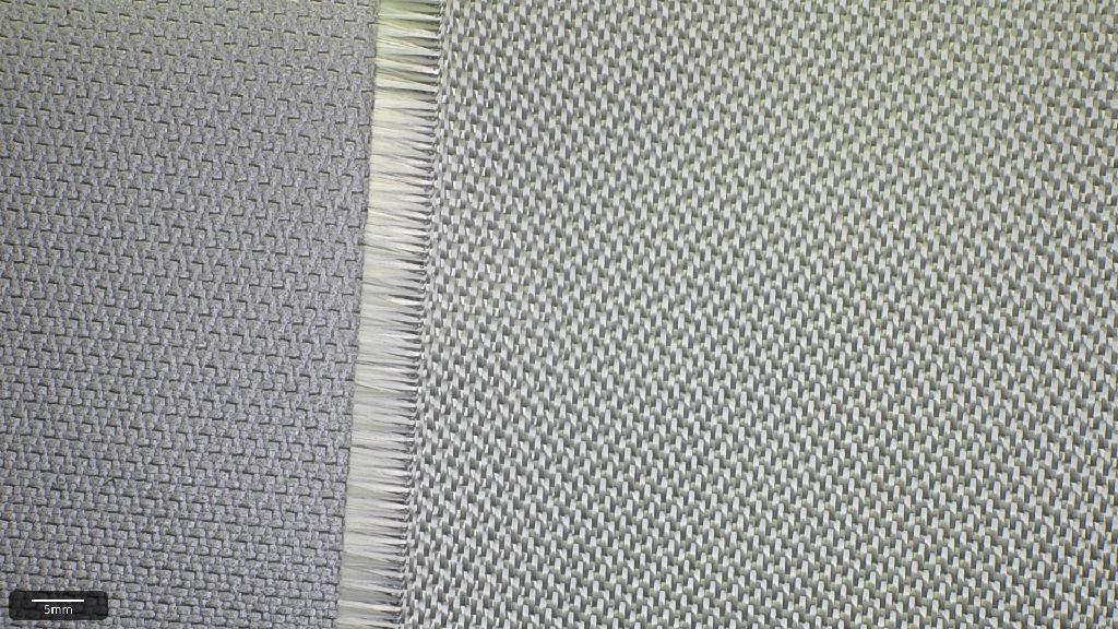 Varen er et vævet glasfiberklæde. Varen er vævet af e-glas filamentgarn, og vævningen bevirker, at overfladestrukturen er lettere nubret. Varen er forsynet med coating på den ene side.
Varen er kraftig men dog så blød, at den uden vanskeligheder kan foldes sammen.
Det er oplyst, at varen bl.a. anvendes som svejseafdækning, brandforhæng og i ekspansionssamlinger.
Varen er et glasfiberklæde vævet af e-glas filamentgarn. Det er oplyst, at varen er imprægneret inden coating på den ene side.
Varen er grå på den ene side.

Varen foreligger som en metervare.