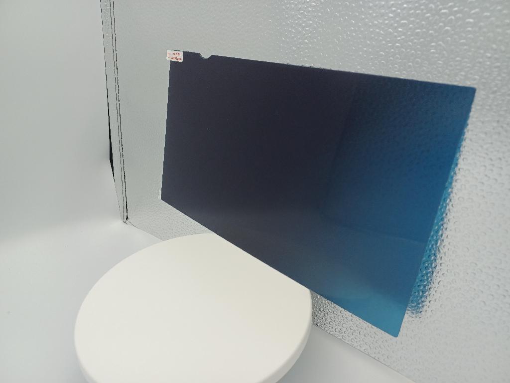 Varen er en sort, tynd og rektangulær plade af plast med et lille indhak i den ene kant til nem montering.
Varen sættes på skærmen på fx PC-monitorer, bærbare PC’er, eller andre touchskærme og anvendes som et skærmfilter, for at skjule skærmen for uvedkommende. 

Det er oplyst, at varen begrænser synsvinklen til 60 grader (30 grader til hver side).
Det er oplyst, at varen er sammensat af syv lag plast. 

Den optiske effekt bliver efter det oplyste skabt af en kombination af antirefleksbelægning og et plastlag med vinklede lameller. De vinklede lameller tillader kun passage af lys gennem plastlaget i bestemte vinkler.
Varen foreligger i detailsalgspakninger med en rengøringsklud (til rengøring af skærm før montering), samt med eller uden tilbehør til montering. Tilbehør til montering er magnetiske strips på skærmfiltret eller dobbeltklæbende tape.  

Varen kan efter det oplyste foreligge i forskellige størrelser fra 12,5 tommer til 34 tommer.