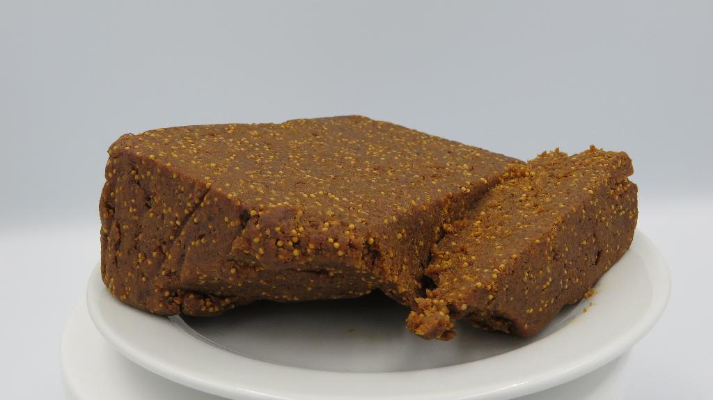 Varen er en kompakt, brun pasta med synlige lysebrune kerner. Den smager og dufter af tørrede figner. Konsistensen af varen er grynet og blød.
Det er oplyst, at varen anvendes i fødevareindustrien til fremstilling af f.eks. figenmarmelade.
Varen er oplyst til at bestå af tørrede figner.
Det er oplyst, at varen er pakket i polyethylenposer i en papkasse. Nettovægt er oplyst til at være 15 kg.