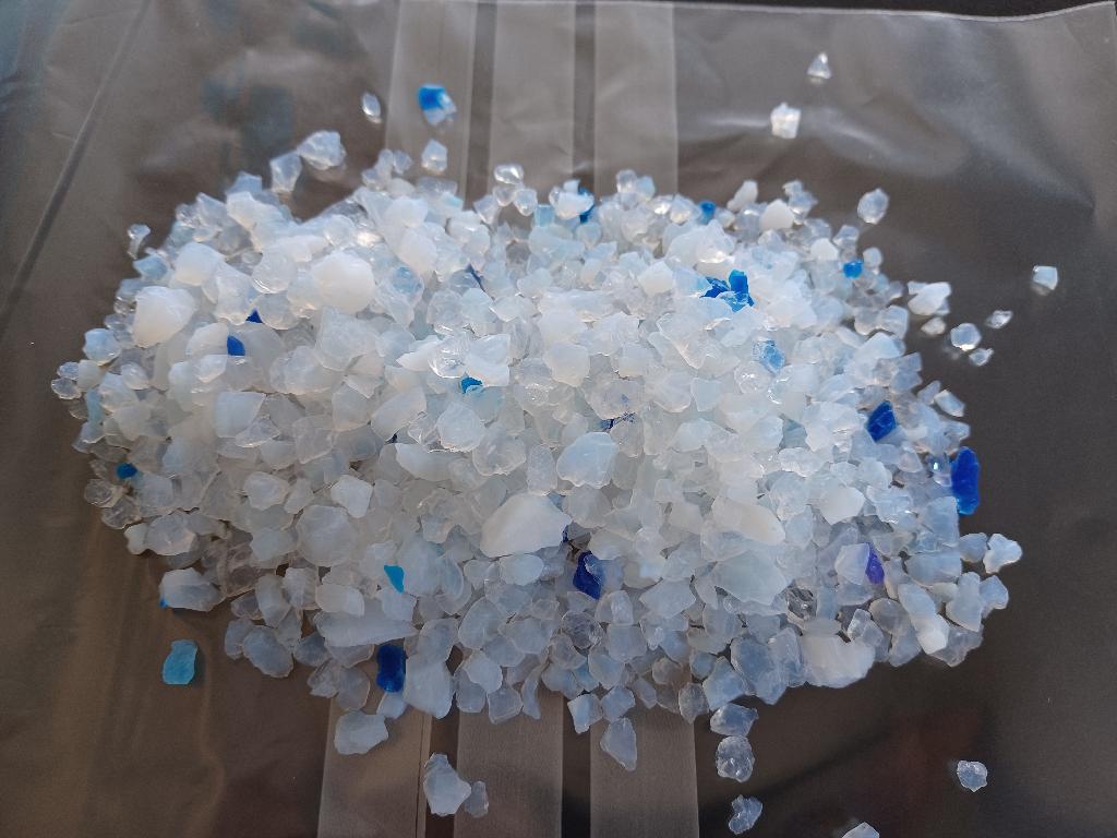 Varen består af en blanding af klare, hvide og blå granulater.
Varen anvendes som kattegrus i kattebakker.
Efter det oplyste, består varen af granulater af silicagel blandet med blåfarvede granulater af silicagel.
Varen foreligger i detailsalgsemballage med et nettoindhold på 5 liter. 

Granulaterne har en størrelse fra 2-10 mm.