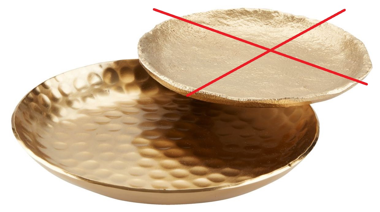 Varen er en rund bakke af aluminium. Bakken er guld farvet og har runde fordybninger i overfladen fordelt jævnt over hele bakkens overside.
Varen kan placeres på et bord, og man kan lægge smågenstande såsom smykker eller nøgler i bakken.
Varen er efter det oplyste presset ud af aluminiumsplader.
Bakken omfattet af denne BTO har en diameter på 14 cm og en højde på 2 cm.

Varen foreligger i pakninger til detailsalg, sammen med en mindre bakke. Den lille bakke er ikke omfattet af denne BTO. 

De to bakker er forskellige og sammenpakningen opfylder ikke et bestemt behov eller udøvelse af bestemt aktivitet. 

Det er oplyst, at varerne ikke er guldbelagt.