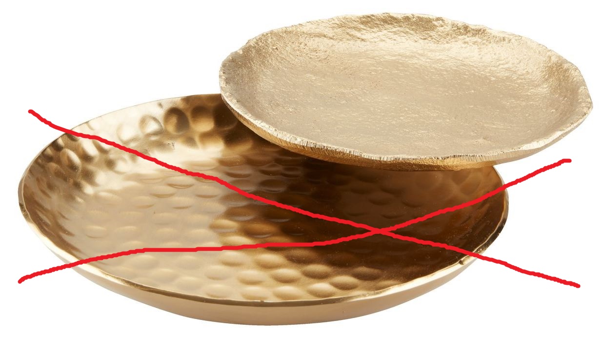 Varen er en rund bakke af aluminium. Bakken er guld farvet og har en ujævn overflade.
Varen kan placeres på et bord, og man kan lægge smågenstande såsom smykker eller nøgler i bakken.
Varen er efter det oplyste af støbt aluminium.
Bakken har en diameter 11 cm og en højde på 1 cm. 

Varen foreligger i pakninger til detailsalg, sammen med en større bakke. Den store bakke er ikke omfattet af denne BTO. 

De to bakker er forskellige og sammenpakningen opfylder ikke et bestemt behov eller udøvelse af en bestemt aktivitet. 

Det er oplyst, at varerne ikke er guldbelagte.