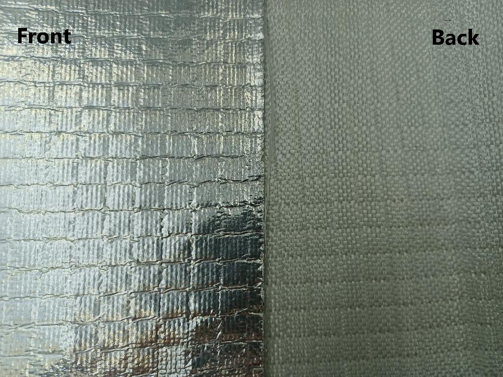 Varen er et tætvævet stof af glasfiberrovings, der på den ene side er belagt med en tynd, blank folie af aluminium. På stofsiden ses det tydeligt, at stoffet er vævet.
Det er oplyst, at varen er god til at reflektere varme og bl.a. kan bruges som svejseafdækning.
Varen består af tætvævet glasfiberdug og tynd aluminiumsfolie. Det er oplyst, at glasfiberdugen er imprægneret med silikone, inden den er belagt med aluminiumsfolie.
Følgende er oplyst om varen: Stoffet uden belægning vejer 650 g/m2. Med belægningen af aluminiumsfolie vejer varen 730 g/m2. Varen er 0,8 cm tyk.
Varen foreligger i 1.000 mm bredde på ruller med 50 meter.