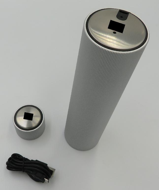 Varen er et højt cylinderformet apparat, en mindre cylinderformet folieskærer og et kabel med USB-forbindelsesdele. 

Det cylinderformet apparat og folieskæren har begge en yderside af riflet metal, mens toppen er glat med et trykt logo på. Folieskæren har en fordybning i bunden, hvor der er placeret to runde knivblade langs siden. Den høje cylinder har udover logo på toppen også en USB micro-B indgang, en lampe samt en indgang til at nulstille varen. Cylinderen er hul i bunden, hvor der sidder en spiral i midten. 

Kablet har USB-A til USB micro-B forbindelsesdele.
Det er oplyst, at varen anvendes til at trække propper op af flasker. Folieskæren bruges til at skære det øverste af folien af på en vinflaske. Herefter sættes den høje cylinder på flaskens top, og med et let tryk ned på flasken starter motoren i varen, og spiralen skrues ned i proppen og trækker proppen op af flasken. 

Når proppen er ude af flasken, vendes varen 90 grader, hvorefter spiralen begynder at køre den anden vej, og dermed frigives proppen fra varen.
Ifølge oplysningerne er varen fremstillet af aluminium, har genopladeligt batteri samt et opladerkabel med forbindelsesdele.
Den høje cylinder måler ca. 21 x 5,5 cm, mens den mindre cylinder måler ca. 3,3 x 4,5 cm.

Varen kan fås i flere forskellige farver.