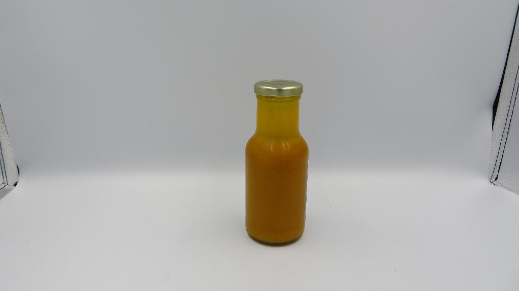 Varen er en tyktflydende, orange væske med en syrlig duft af appelsinskal.
Efter det oplyste, anvendes varen til fremstilling af appelsinjuice fra koncentrat. 

Det er oplyst, at varen ikke indeholder alle de smagsstoffer, der er nødvendige til fremstilling af de færdige drikkevarer. Varen er ikke bestemt til anvendelse som drikkevare i den foreliggende form eller efter fortynding, uden at undergå yderligere fremstillingsprocesser.
Det er oplyst, at varen er fremstillet af: appelsinjuicekoncentrat (frosset), appelsinolie og vand.
Det er angivet, at varen indeholder ingredienser i andele, der ikke findes i naturen. Derfor er der en forskel i balancen mellem de forskellige bestanddele sammenlignet med naturlige produkter.