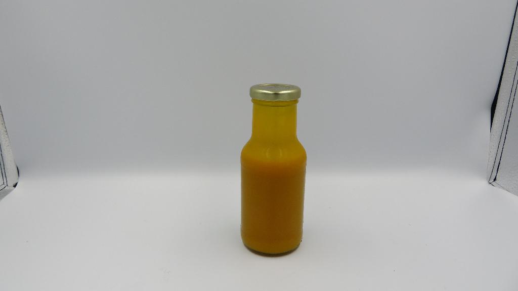 Varen er en tyktflydende, orange væske med en syrlig duft af appelsinskal.
Efter det oplyste, anvendes varen til fremstilling af ikke-alkoholholdige multifrugt drikke. 

Det er oplyst, at varen ikke indeholder alle de smagsstoffer, der er nødvendige til fremstilling af de færdige drikkevarer. Varen er ikke bestemt til anvendelse som drikkevare i den foreliggende form eller efter fortynding, uden at undergå yderligere fremstillingsprocesser.
Det er oplyst, at varen er fremstillet af: appelsinjuicekoncentrat (frosset), appelsinolie og vand.
Det er angivet, at varen indeholder ingredienser i andele, der ikke findes i naturen. Derfor er der en forskel i balancen mellem de forskellige bestanddele sammenlignet med naturlige produkter.