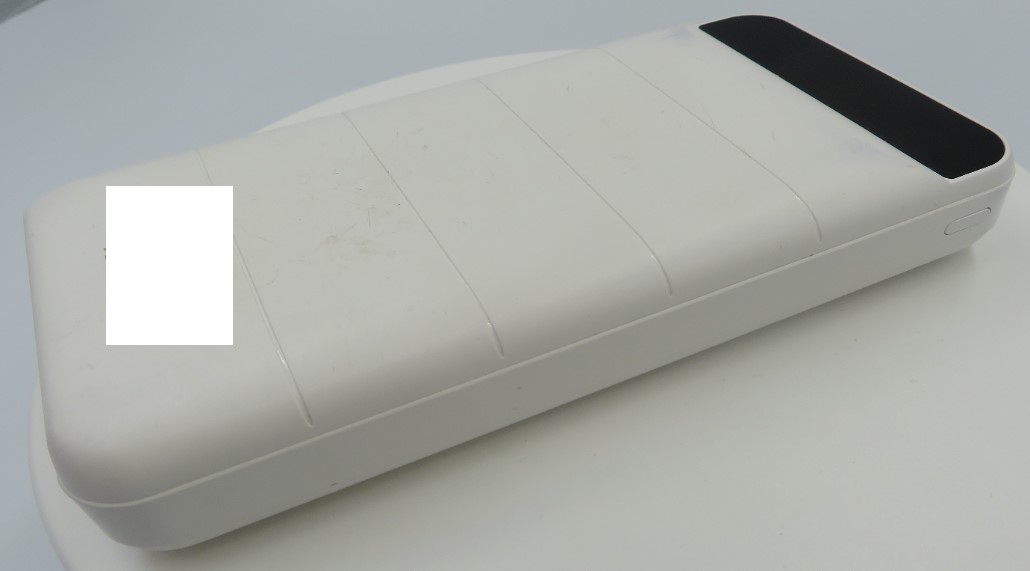 Varen er en rektangulær power bank (akkumulator) med afrundende hjørner, display, to USB-A udgange, en USB-C indgang, en micro-USB indgang og en knap.
Varen er genopladelig og kan opbevare og videregive elektricitet efter behov.
Det fremgår af varen, at det er lithium-ion akkumulator.
Varen måler 14 x 7,5 x 2,5 cm.
Displayskærmen måler 6,8 x 1,5 cm.
Varen har et input/output på 5V/2A.
Varen foreligger med batterikapacitet på enten 10.000 eller 20.000 mAh.

Varen foreligger i en rygsæk (omfattet af BTO DK BTI 23-1154987-1).
