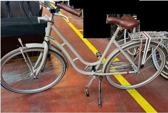 Varen er en komplet tohjulet cykel uden motor og foreligger i delvis samlet stand. 

Cyklen er til voksne og har lav indstigning, cykelkurv, kædeskærm, indvendige gear, et bremsegreb på den ene side af styret og gearskifte på den anden side af styret. 

Cyklen foreligger med to stænger monteret på forhjulsakslen, som går op lige over forhjulet foran styret.
De to monterede stænger på forhjulet, anvendes til fastgørelse af den medfølgende cykelkurv.
Det er oplyst, at cyklen er med kuglelejer. 

Pedaler, topkap og gummibeslag, cykelkurv, skruer og øvrige beslag til cykelkurven foreligger ikke monteret.

Cykelkurven har sider af lodrette og tværgående metalstænger, som danner en solid, åben struktur. Cykelkurven har en fast bund af tre træbrædder. Cykelkurven er udformet til fast montering på cyklens styr.
Efter det oplyste foreligger cyklen delvist samlet i en kasse (fælles emballage). Cykelkurven forligger separat af transporthensyn.
