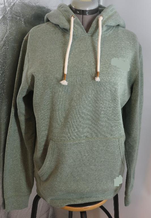 Varen er en sweaterlignende beklædningsgenstand (en såkaldt hoodie) af trikotage med lange påsatte ærmer. Beklædningsgenstanden har påsat hætte med løbegang til snoren. I løbegangens åbninger sidder metalringe. Varen dækker overkroppen ned over taljen. Der er påsyet ribkant nederst og ved manchetterne og den har en udvendig lomme på maven. Der er påsyet en mærkat med tøjmærket nederst i venstre side på lommen. Tøjets varemærke er broderet på venstre bryst. Den bagerste del af halskanten (nakken) har to lag stof, som er fastsyet i en halvcirkelform bagpå.
Varen er beregnet til at blive båret direkte på kroppen og trækkes over hovedet.
Det er oplyst, at varen består af bomuld og polyester.
Varen foreligger ifølge det oplyste kun i str. L.