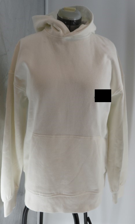 Varen er en sweatshirt af trikotage, med ribkant ved manchetterne og langs den nederste kant. Varen har en hætte, og en stor lomme påsyet på forsiden. Hættens kant overlapper venstre over højre på forsiden.
Varen er en beklædningsgenstand, beregnet til at blive båret på overkroppen. Varen er ifølge det oplyste tiltænkt anvendt til mænd.
Efter det oplyste består varen af bomuld og polyester. Varen er sammenføjet ved syning
Varen foreligger i flere størrelser og farver.