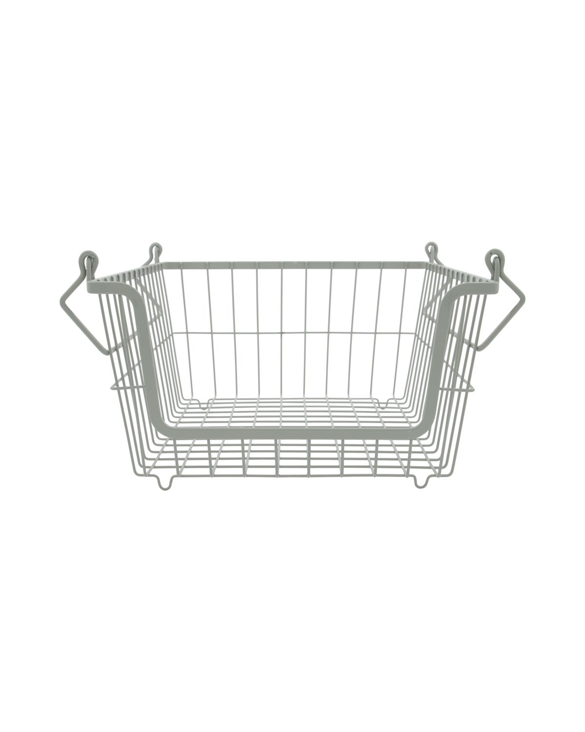 Varen er en rektangulær kurv fremstillet af metal (henholdsvis fladjern og jerntråde).

Varens sider og bund udgøres af tråde, som er bøjet i en U-form. Trådene er placeret vinkelret på hinanden lodret og vandret, så de danner et ”gittermønster”. Trådene er gennemgående og er fastsvejset på kurvens øverste ramme (fladjern).
Den yderste tråd i hver af varens korte sider er nederst bukket på en sådan måde, at de danner en forhøjning/fod i varens fire hjørner.

Varen har vippehåndtag, som er fastgjort i fire øjer i varens øverste fire hjørner.

”Gittermønsteret” er ikke gennemgående i den ene af de korte sider. Herved opnås en åbning ved stabling af flere kurve.

Varen stabiliseres af en gennemgående vandret tråd, der er placeret udvendigt, så den omkranser den ene korte side og de to langsider.
Kurven kan bruges til opbevaring. Varen er udformet på en måde, som muliggør stabling med tilsvarende kurve.
Varen er fremstillet af fladjern og forskellige trådkvaliteter.
Varen er pulverlakeret.

Varen måler 27 x 35 x 15 cm.
