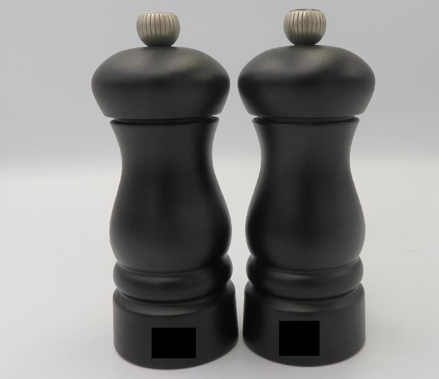 Varen består af en peberkværn og en saltkværn i sort træ med kværne af rustfrit stål.

I toppen af varen sidder der en metalknop med et logo i toppen. Knoppen holder toppen af varen fast. Knoppen kan skrues af, således at toppen kan tages af, når varen skal fyldes.
Toppen kan dreje.
Varen er beregnet til at kværne salt og peber, og for at kværne indholdet skal toppen drejes, hvorefter kværnen drejer ved en mekanisk funktion.
Kværnen er efter det oplyste lavet af rustfrit stål, mens delene af træ er oplyst til at være lavet af bøg.
Varen er pakket i detailsalgsemballage med to kværne i samme emballage. Kværnene kendes forskel fra hinanden ved hhv. et sort og et hvidt logo på knoppen i toppen af hver kværn.

Varen er oplyst til at være 13 cm høj.