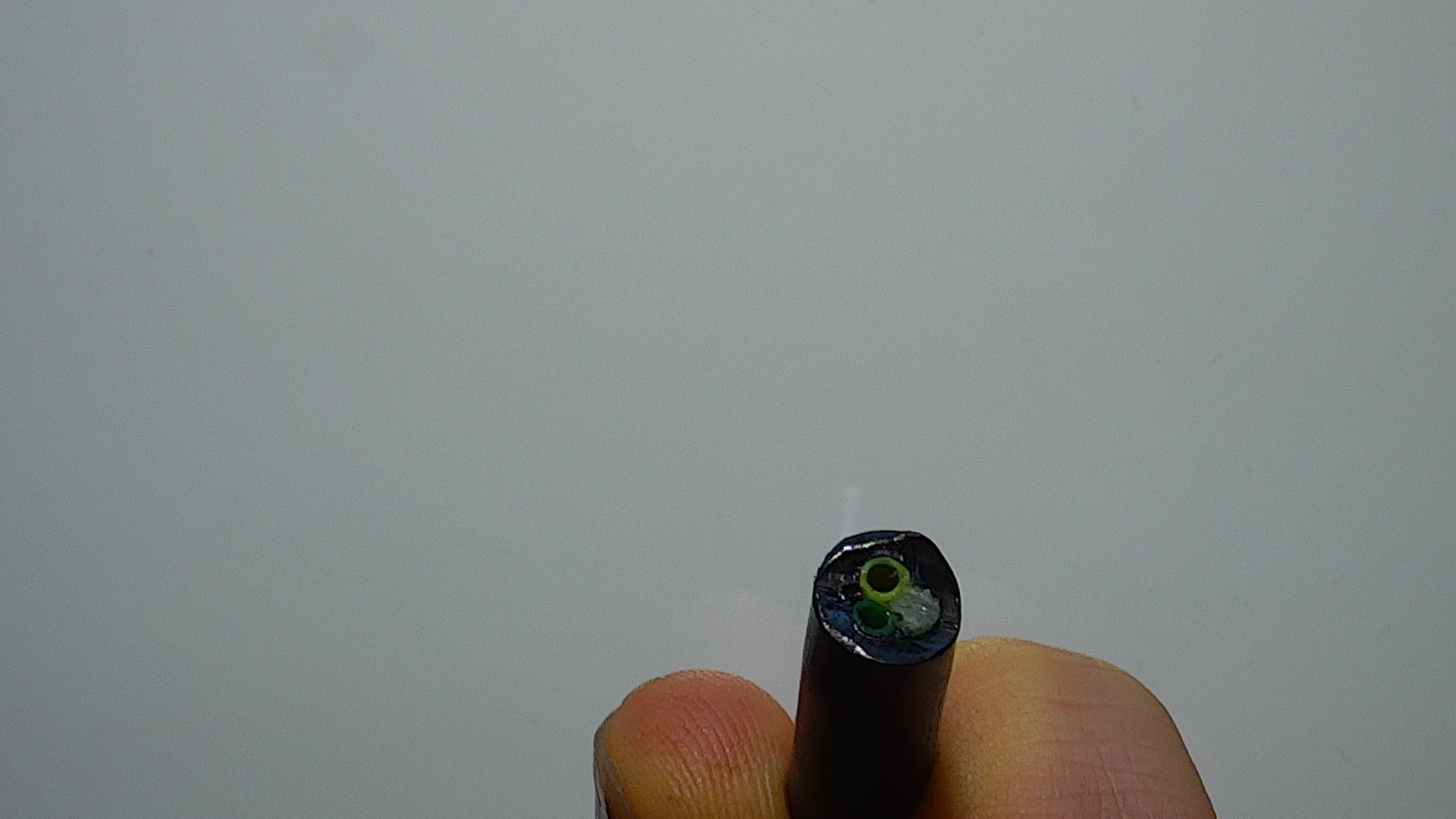 Varen er et optisk fiberkabel.
Det er oplyst, at varen anvendes ved kanalinstallation til at transmittere optiske signaler.
Varen består af løse rør med optiske fibre og et indre af gele. Der er to rør med 12 optiske multimode fibre i hver og de i alt 24 optiske fibre er oplyst til at være individuelle overtrukne og farvekodet. 

Varen har en ydre beskyttelseskappe af sort plast (HDPE).

Varen foreligger uden forbindelsesdele.
Det er oplyst, at varen har en ydre diameter på 7,4 mm, vejer 50 kg/km og foreligger i en længde fra 2000 m til 6000 m oprullet på trætromler.