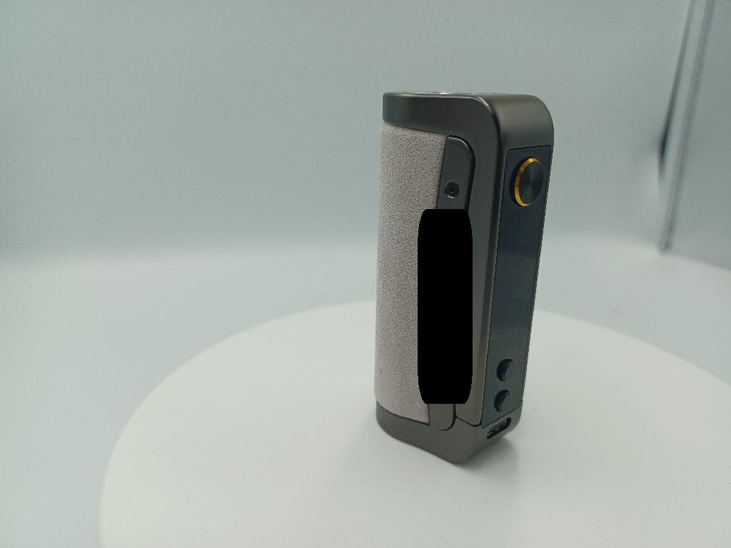 Varen er en rektangulær og afrundet batteriholder til en elektronisk cigaret. 

Varens front er flad med et display, en rund power-knap, to mindre runde knapper og en USB-C indgang. Den afrundede del af varen er betrukket med et blødt materiale.
I varens ene ende sidder der et rundt dæksel med gevind, som åbner op indtil et hulrum beregnet til et udskifteligt batteri. I den anden ende er der et 510-gevind til tilslutning af en fordamperenhed (batteri og fordamperenhed medfølger ikke).
Varen er efter det oplyste udstyret med elektronik til batteristyring. Når et batteri sættes i varen, anvendes varen som strømforsyning til en elektronisk cigaret.
Varen er lavet af metal og er delvist betrukket med et blødt ruskindslignende materiale.
Varen foreligger i detailsalgsemballage sammen med et USB-C kabel til opladning, en brugermanual samt en sikkerheds- og advarselsbrochure. 

Varen har følgende mål: 8,5 x 3,83 x 2,76 cm.