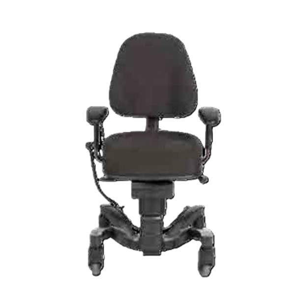 Varen er en stol med sæde, ryg- og armlæn, monteret på en fod med fire hjul. Varen har en bremsestang monteret ved et af hjulene og forskellige bevægelige dele, til ergonomiske indstillinger placeret under sædet og ved armlænene.
Det er oplyst, at varen er et mobilitetshjælpemiddel, designet til at hjælpe borgere med fysiske begrænsninger, i eget hjem eller i hospitalsmiljøer, med at bevare en siddende stilling, med det formål at bidrage til at afhjælpeudfordringer forbundet med fysiske forhold, arbejdsmiljø eller handicap. Overdelen kan rotere via udløsning af en rotationslås.
Stolen har elektrisk højdejustering og bevægelsesmekanismer til ergonomiske indstillinger af sæde, ryg og armlæn. Efter det oplyste består varen af metal, plast og polstret sæde/ryg.
Varen er emballeret i kasser med følgende mål: H:680, L:700 og B:600.