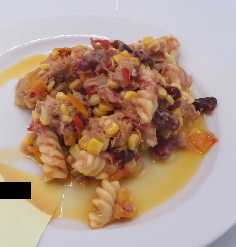 Varen er en tilberedt fødevare og foreligger som en blanding med synlige kogte pastaskruer, tun, majs, kidneybønner samt rød og gul chili. Varen er blandet sammen med en lys gul sovs (olie). Varen dufter og smager lidt krydret og af tun.
Varen er en fødevare, der kan spises som den er eller opvarmes. Det er ifølge det oplyste ikke påkrævet at varen skal ligge på køl/frost.
Det er oplyst, at varen indeholder følgende ingredienser:
Vand, tun (fisk), sukkermajs, røde kidneybønner, pasta, rød og gul chili, solsikkeolie, løg, sukker, eddike, salt, grøntsagspulver, majsstivelse, surhedsregulerende middel og fortykningsmiddel.
Varen er pakket i foliepose og indeholder 400 g.