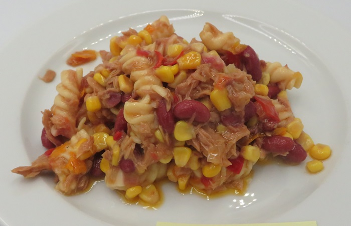 Varen er en tilberedt fødevare og foreligger som en blanding med synlige kogte pastaskruer og stykker af tun, majs, kidneybønner, rød/gul peber. Varen er blandet sammen med en lys gul sovs (olie). Varen dufter og smager krydret samt af tun.
Varen er en fødevare, der kan spises som den er eller opvarmes. Det er ifølge det oplyste ikke påkrævet at varen skal ligge på køl/frost.
Det er oplyst, at varen indeholder følgende ingredienser:
Tun (fisk), vand, sukkermajs, pasta, solsikkeolie, rød og gul peberfrugt, røde kidneybønner, løg, sukker, eddike, salt, grøntsagspulver, majsstivelse, citronsyre og fortykningsmiddel.
