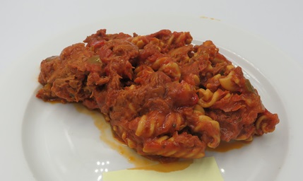 Varen er en tilberedt fødevare og foreligger som en blanding med synlige stykker af kogte pastaskruer og stykker af tun blandet sammen i en rødlig tyk sovs. Varen dufter og smager af tomat og tun og har en stærk smag.
Varen er en fødevare, der kan spises som den er eller opvarmes. Det er ifølge det oplyste ikke påkrævet at varen skal ligge på køl/frost.
Følgende ingredienser er oplyst på varens emballage:
Vand, tunfisk, pasta, tomatpure, olivenolie, løg, lang rød og grøn chili, gulerødder, tomat, salt, majsstivelse, hvidløg, eddike, krydderier og urter samt fortykningsmiddel.
Varen er pakket i foliepose og indeholder 400 g.