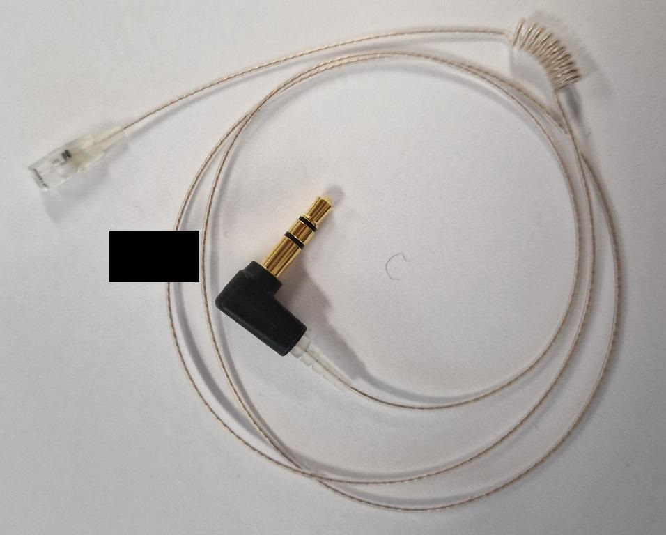 Varen er en isoleret ledning, hvor en mindre del af ledningen er spiralformet. I den ene ende er der monteret et jackstik og i den anden ende er der monteret et elektrisk stik.
Det elektriske stik er efter det oplyste beregnet til at koble til en lydgengiver (lydgengiver er ikke omfattet af denne BTO). 

Det fremgår af det modtagne materiale, at varen anvendes som forbindelsesstykke til at lede elektriske lydsignaler til hovedtelefoner.
Det er angivet, at varen består af elektrisk ledere af forsølvede kobbertråde.
Det er oplyst, at varen er bygget til en spænding mellem 1 og 10 volt og foreligger i varierende længder fra 30 cm til 150 cm.