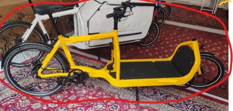 Varen foreligger som et delvist monteret cykelstel med de resterende dele til efterfølgende montering pakket i forskellige bokse, sammen med cykelstellet. Efter montering udgør varen en tohjulet elcykel med lad og hjælpemotor.
Efter samling af delene og montering af et batteri kan varen anvendes som en tohjulet elcykel med lad og hjælpemotor.
Det er oplyst, at varen omfatter følgende dele: delvist monteret cykelstel med motor, batteriholder, forlygte, sadelspænder, styresystem og bremser. 

Det delvist monterede cykelstel leveres sammen med forskellige bokse, der indeholder de resterende dele til færdiggørelse af monteringen af varen. 

Batteriet ligger i en separat kasse.
Det er oplyst, at varen er pakket i seks forskellige bokse.

Varen, der er genstand for denne BTO, foreligger i forsendelse:
•	der inkluderer separat kasse med batteri
•	der ikke inkluderer separat kasse med batteri