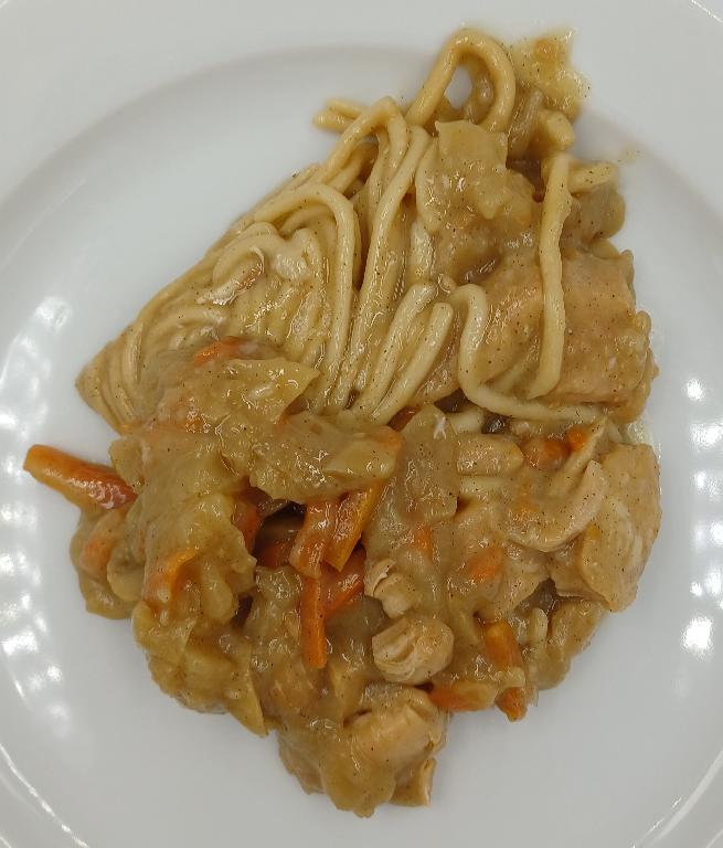 Varen er en færdigret med synlige kyllingestykker, gulerødder, løg og spaghetti i en gulligbrun sovs. Varen både dufter og smager krydret.
Varen er en fødevare, der ifølge det oplyste kan spises direkte fra posen, kold eller opvarmet.
Det er oplyst, at varen består af: kyllingebouillon, kylling, gulerødder, kål, løg, spaghetti, sojasovs, solsikkeolie, svampe, sukker, hvidløg, rødløg, grøntsagspulver, salt, krydderier, modificeret majsstivelse og fortykningsmiddel.
Varen er pakket i en uigennemsigtig pose af plast med påsat label med tekst. Posen er formet, så den kan stå, og foroven har den to små indhug i hver side, hvor man kan rive den åben. 
Posen er ca. 21,5 cm høj, ca. 16 cm bred og ca. 2 cm tyk. 
Det er oplyst, at varen har en nettovægt på 400 g.