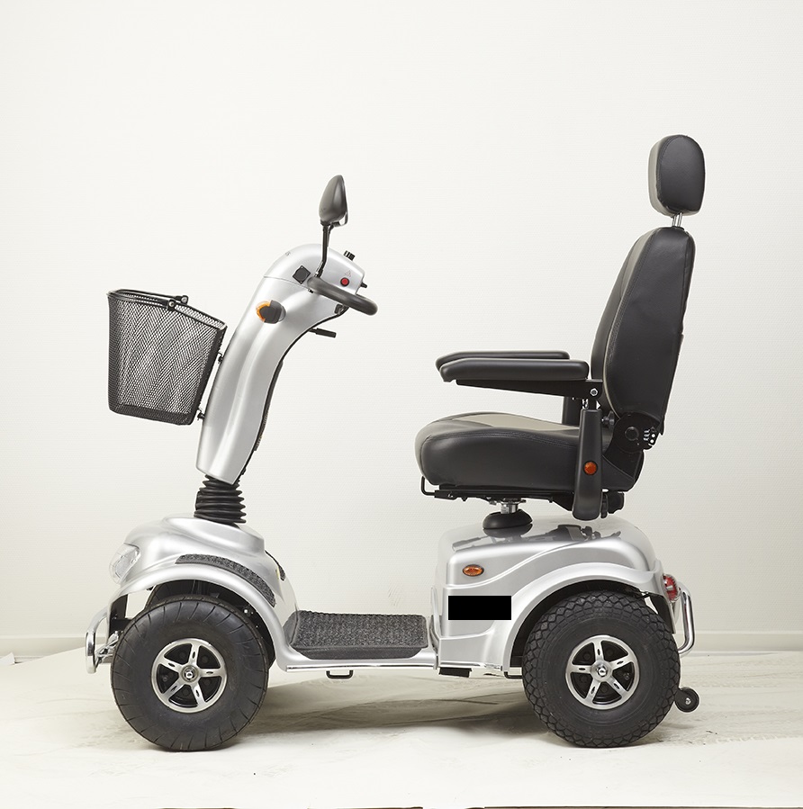 Varen er en firehjulet, elektrisk scooter. For- og bagenden er forbundet af en horisontal platform, som ikke kan justeres. Bagerst er et sæde med nakkestøtte og armlæn placeret. Foran har varen en indstillelig ratsøjle med ovalt styr. Foran på rat-søjlen er en kurv placeret, mens der øverst sidder to sidespejle. På styret sidder et kontrolpanel, som har forskellige funktionsknapper, bl.a. til hastighedskontrol, blinklys, forlygte, signalhorn og to håndtag til frem- og tilbagekørsel, samt status-indikator og batteriniveau.
Ifølge det oplyste, kan varen anvendes som køretøj til ældre og handicappede på veje, fortove, parker, på gangstier og cykelstier etc. Varen har en rækkevidde på op til 40 km med fuldt opladet batteri, og har en max hastighed på 15 km/t.
Det er oplyst, at varen har en jævnstrømsmotor (DC) på 24 V og 400-1750 W, som drives af to genopladelige 12V/45AH batterier, elektrisk bremse, fire hjul, kabinetter, sæde til én person og styretøj.
Varen er 130 cm i længden og 64 cm i bredden. Totalvægten er 114,6 kg, hvoraf batterierne vejer 14,6 kg. Den maksimale brugervægt er 159 kg.
