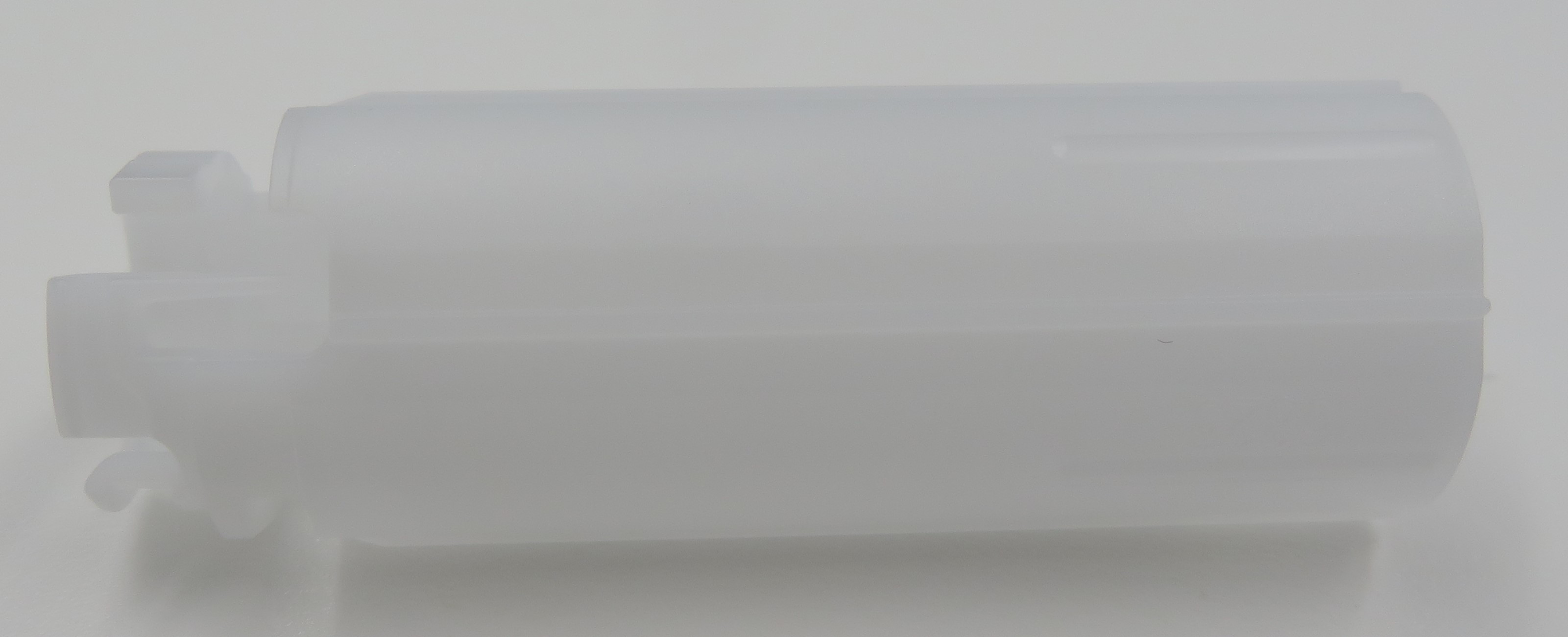 Varen er en hul cylinder af plast, hvor ydersiden er udstyret med tre ledende linjer og en fordybning, der er tilpasset andre komponenter, som skal sidde rundt om varen (disse komponenter er ikke omfattet af denne BTO). På ydersiden af cylinderen ses der fire støbte cifre. Den ene ende af cylinderen er specialudformet, så den passer i et aggregat til injektion.
Det er oplyst, at denne vare er en del til et aggregat til injektion. Delen overfører vridningsmoment fra og til andre dele i aggregatet. Varen frembringer et hørbart klik, når aggregatet indstilles på en given dosis, når den valgte dosis reverseres og et hørbart klik sammen med en anden del i aggregatet, når den valgte dosis injiceres. Det er oplyst, at færdigvaren (aggregatet) ikke fungere uden denne del.
Efter det oplyste, er varen lavet af polyacetal og er støbt i en specialdesignet støbeform.