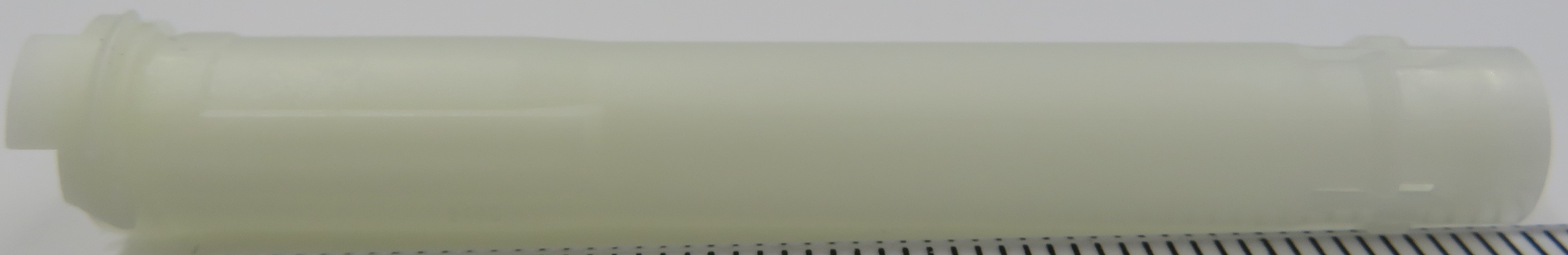 Varen er en aflang hul cylinder af plast, hvor der på indersiden er støbt to fordybninger, som er tilpasset andre dele, der skal sidde i forbindelse med varen (disse dele er ikke omfattet af denne BTO). Den ydre side af varen er udstyret med forhøjninger, aflange huller, og hver ende er udformet specielt, på hver deres måde. Cylinderens diameter er bredere i den ene ende end den anden.
Det er oplyst, at denne vare er en del til et aggregat til injektion. Denne varer overfører et vridningsmoment i aggregatet, når brugeren vælger en dosis, samt når en valgt dosis fortrydes. Varen frembringer sammen med en anden del, et hørbart klik, ved injektion. Det er oplyst, at færdigvaren (aggregatet) ikke fungere uden denne del.
Efter det oplyste, er varen lavet af polypropylen og er støbt i en specialdesignet støbeform.