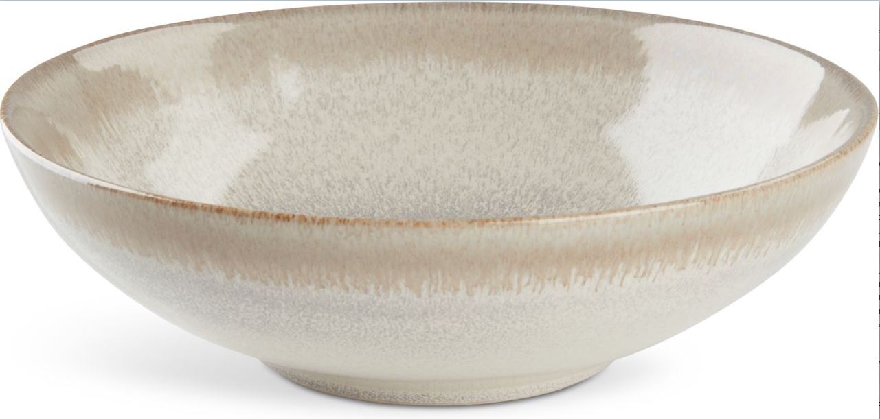 Varen er en lav, rund skål af keramisk materiale. Varen har en lav, smal fod, hvorfra skålens sider går ud og buer op til skålens øvre kant. Varen er glaseret på yder- og inderside i en grå og beige meleret farve, mens varens øverste kant har en brunlig farve. Undersiden af varen har en smal, uglaseret ring, hvorpå varen kan stå.
Varen kan bruges som bordservice eller køkkenartikel.
Det er oplyst, at varen er lavet af keramisk materiale.
Varen er ca. 6 cm høj, ca. 9 cm i diameter under bunden og ca. 20 cm i diameter i toppen.