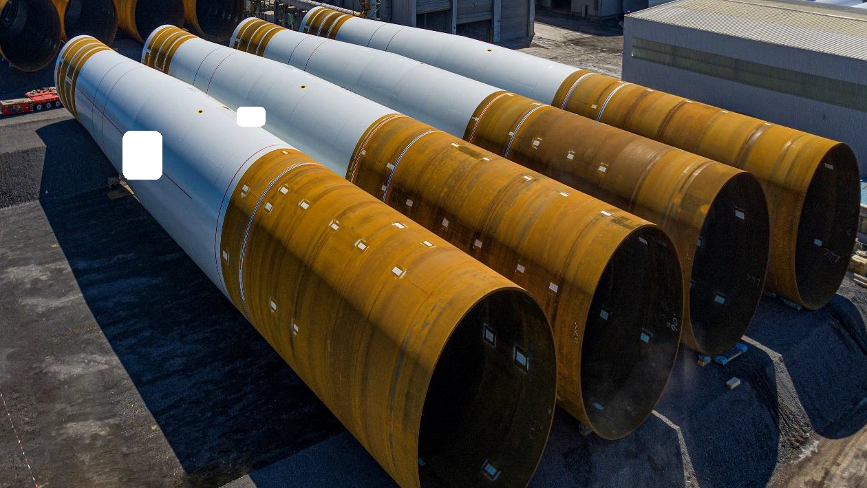Varen er et cylinderformet hult emne af metal, med et rundt tværsnit. I den ene ende af varen er der monteret en skrueflangeforbindelse. 

Varen foreligger med enkelte huller i væggen til fx kabler og ventilation.
Varen anvendes som fundament til et havvindmølletårn, og den monterede skrueflangeforbindelse anvendes til at forbinde varen til havvindmølletårnet. 

Det er oplyst, at varen skal placeres under havoverfladen, hvor dele af varen drives ned i havbunden.
Det er oplyst, at varen er fremstillet af bøjede stålplader, der er svejset sammen.
Varen har efter det oplyste en diameter mellem 7,5 og 8,6 meter, og tykkelsen af væggen varierer mellem 67 mm og 103 mm. 

Varen er efter det oplyste 73,9 meter lang.