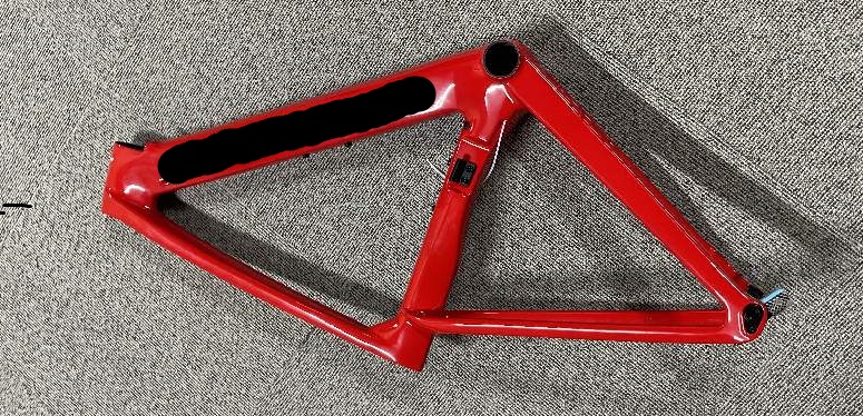 Varen er et cykelstel til en tohjulet cykel. Varen har aluminiumsindsatser og bolte påsat.
Varen skal anvendes til samling af en cykel.
Efter det oplyste består varen af carbon/kulfiber.
Varen foreligger i 5 størrelser, XS, S, M, L og XL og kan foreligge i forskellige farver.

Varen har plastikrør påsat, som udelukkende sikrer stabilitet under transport.