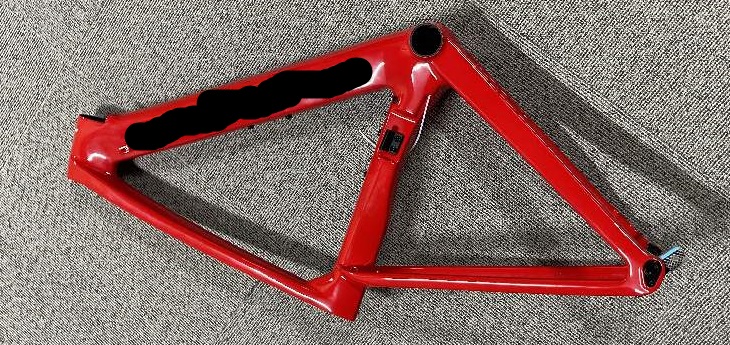Varen er et cykelstel til en tohjulet cykel. Varen har aluminiumsindsatser og bolte påsat.
Varen skal anvendes til samling af en cykel.
Efter det oplyste består varen af carbon/kulfiber.
Varen foreligger i 5 størrelser, XS, S, M, L og XL og kan foreligge i forskellige farver.

Varen har plastikrør påsat, som udelukkende sikrer stabilitet under transport.