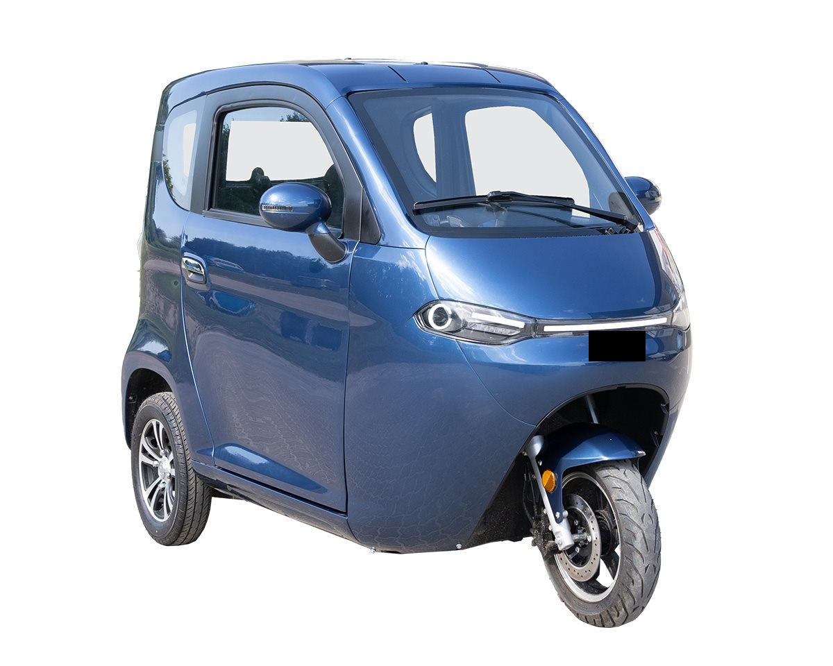 Varen er en elektrisk kabinescooter med tre hjul (et foran og to bagved), et instrumentbræt med display, knapper og blæser, et styr med gashåndtag, en fodbremse, et førersæde med trepunktssele foran samt et mindre sæde med hoftesele bagerst. Det hele er omsluttet af en kabine med vinduer på alle sider, to sidespejle og to svingbare døre, hvis vinduer kan rulles ned. Varen har for- og baglygter integreret i kabinens konstruktion.
Varen kan bruges til personbefordring og kan køre forlæns og baglæns. Varen har en max hastighed på 25 km/t og en rækkevidde på op til 60 km.
Varen har en motor med en effekt på 1500 W og drives af 5 stk. 12 V/45 Ah batterier.
Det er oplyst, at varen måler 226 x 110 x 151 cm, vejer 260 kg og har en max brugervægt på 200 kg. Det er ligeledes oplyst, at varen har differentiale.