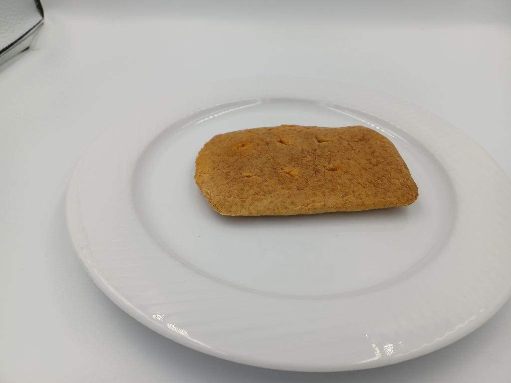 Varen er et rektangulært brød med fyld. Varen har en brun og blød skorpe, og når varen skæres over, ses et rødbrunt fyld i midten. Konsistensen af brødet er groft og konsistensen af fyldet er blødt og ensartet. Varen dufter og smager mildt krydret og sødt.
Varen er en fødevare, der kan spises om den er.
Følgende ingredienser er oplyst: 
Flerkornsbrød (flerkornsmel [hvedemel, fuldkornshvedemel, rugmel, havreklid, hvedeklid], vand, palmeolie, glycerol, gær, melasse, salt, saccharoseester, dejbalsam [hvedemel, monoglycerider, diacetylvinsyreestere af mono- og diglycerider, ammo-niumsulfat, enzymer, citronsyre, ascorbinsyre], arabisk gummi, calciumsulfat, xanthangummi, smøraroma, karamelfarve, sorbinsyre).
Oksekødsfyld (oksekød, tomatpasta [tomater, salt, citronsyre], hakkede tomater, hakkede løg, glycerol, vand, rissirup, olivenolie, ribs, salt, hvidløgspulver, krydderier og smagsstoffer, citronsyre, gurkemeje).
Følgende fremstillingsproces er oplyst:
Oksekødsfyldet tilberedes, fyldet lægges på udrullet gærdej, brødet formes og bages.  

Varen foreligger enkeltvis i vakuumpakninger med nettovægt på 100 g.