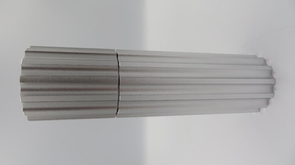 Varen er en kværn af metal. Varen har en cylindrisk udformning, et indvendigt hulrum og ydersiden er riflet. I bunden af varen sidder en kværn med indstillingsmuligheder for finhed. Varens øverste del kan dreje og aktiverer kværnen.
Det er oplyst, at varen anvendes som en peberkværn.
Af det modtagne materiale fremgår det, at varen inkl. kværnen består af rustfrit stål.
Varen er ca. 19 cm høj, har en diameter på ca. 5,5 cm og vejer 687 gram.